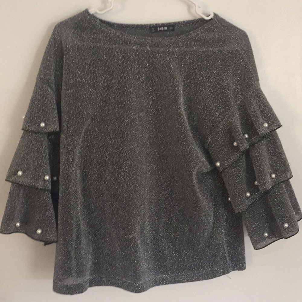 Silver shirt with tiered sleeves with pearls